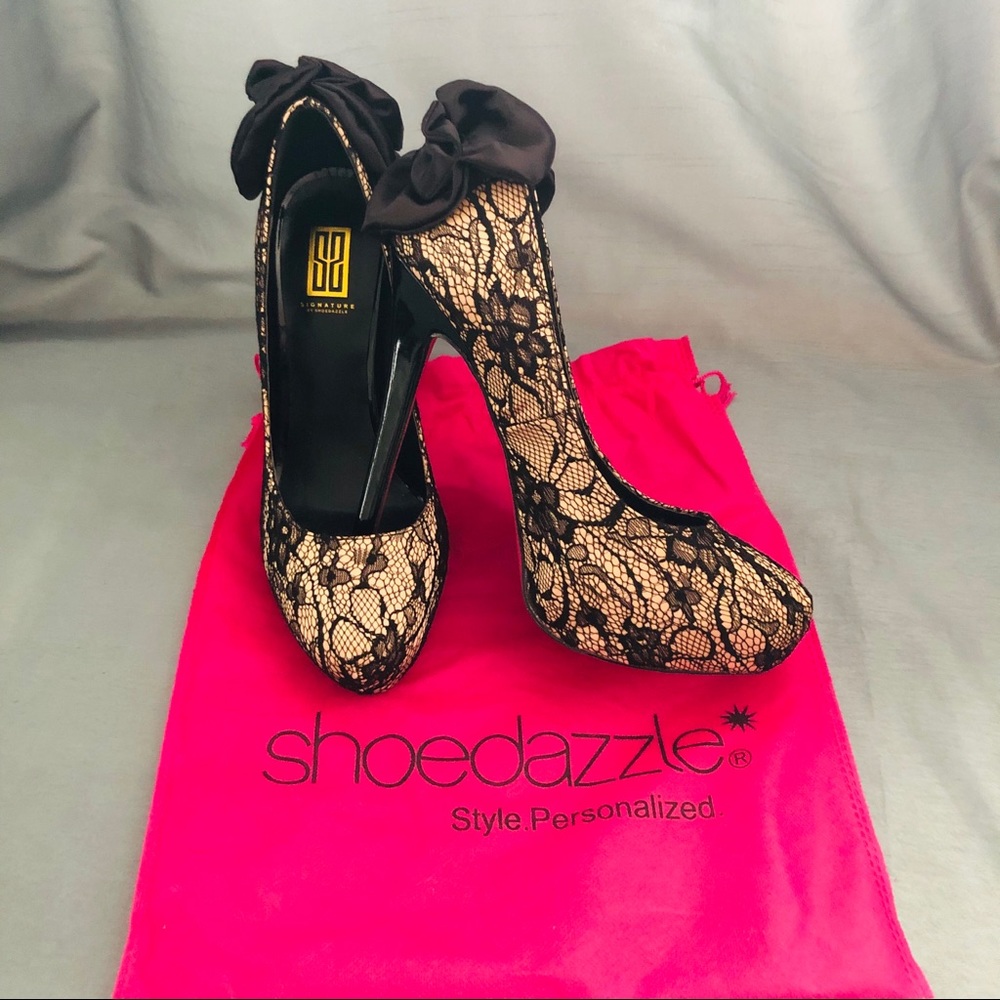 Gold pump with black lace and heel bow
